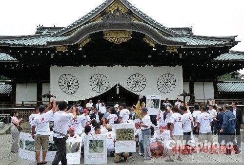图:高金素梅率队突袭靖国神社现场直击