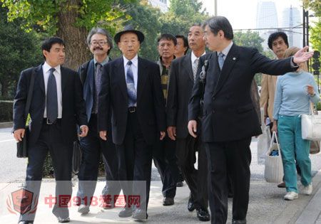 10月23日,在日本首都东京,幸存劳工邵义诚(前左二)、死亡劳工遗属杨世斗(前左三)和曲启杰(前左一)与代理律师内田雅敏(前右一)走向法院。新华社记者刘赞 摄