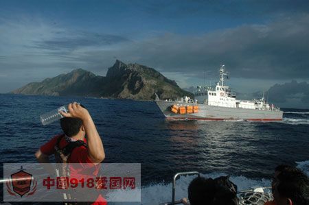 台湾保钓人士丢掷饮料瓶抗议日舰。