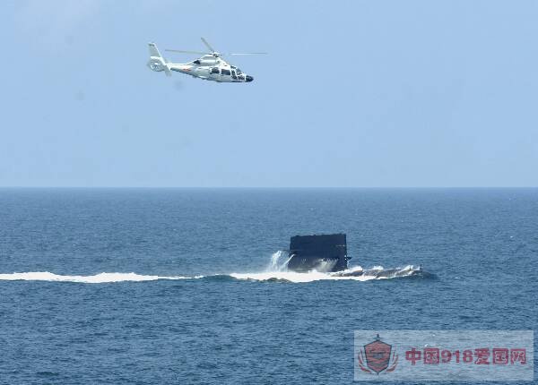 315艇潜协同直升机训练 摄影：王松岐